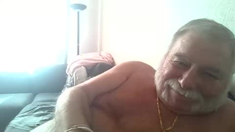 Snapshot of louis_chokdee chatting on 12, 9, 2025 louis_chokdee online show from 12, 9, 2025