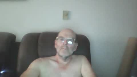 Snapshot of louism13 chatting on 5, 7, 2026 louism13 online show from 5, 7, 2026