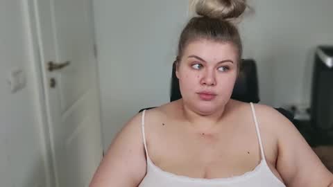 Snapshot of love_wiggy18 chatting on 23, 10, 2025 Ally online show from 23, 10, 2025