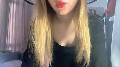 Snapshot of lovelladeboer chatting on 31, 10, 2025 Ella online show from 31, 10, 2025