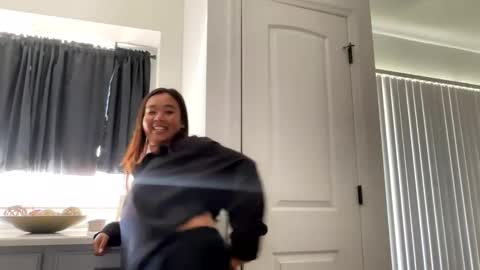Snapshot of lovellly_ chatting on 2, 3, 2025 Love online show from 2, 3, 2025