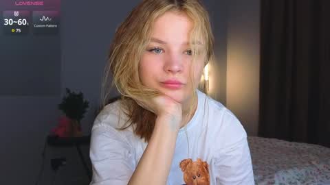 Snapshot of lovely_babyy chatting on 7, 1, 2025 Jenny online show from 7, 1, 2025