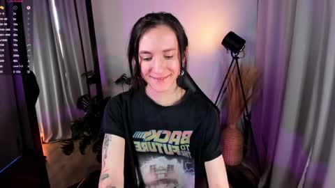lovely_lo online show from 7, 5, 2026