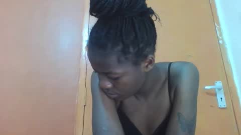 Snapshot of lovely_yvonne chatting on 7, 10, 2025 Lovely yvonne online show from 7, 10, 2025