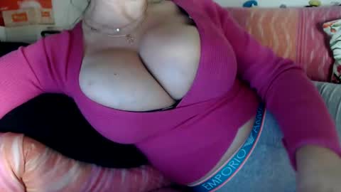 Snapshot of lovelywoman22 chatting on 21, 2, 2025 lovelywoman22 online show from 21, 2, 2025