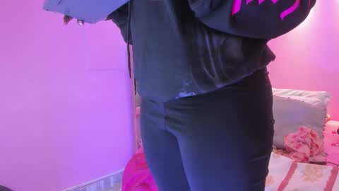 Snapshot of lovequeen02 chatting on 14, 1, 2026 L O V E online show from 14, 1, 2026