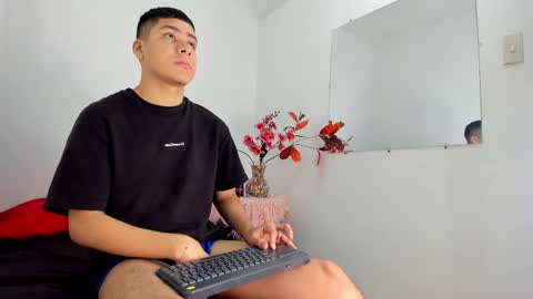 Snapshot of lucastorrez01 chatting on 17, 12, 2025 LUCAS TORREZ online show from 17, 12, 2025