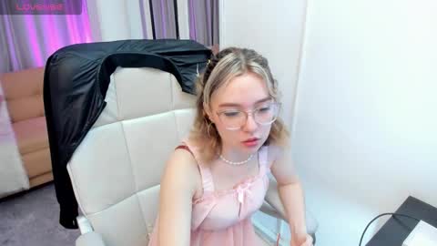 Snapshot of lucia_copper chatting on 8, 10, 2025 lucia_copper online show from 8, 10, 2025