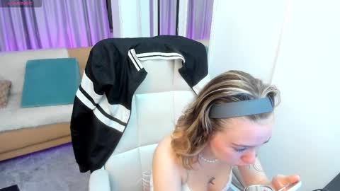 Snapshot of lucia_copper chatting on 8, 11, 2025 lucia_copper online show from 8, 11, 2025