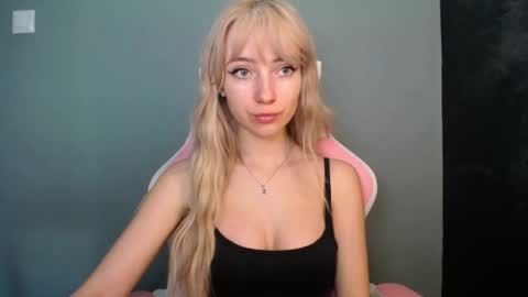 Snapshot of luciacam20 chatting on 10, 4, 2026 Lucy online show from 10, 4, 2026