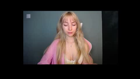 Snapshot of luciacam20 chatting on 24, 4, 2026 Lucy online show from 24, 4, 2026