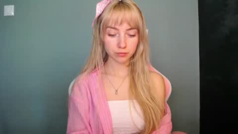 Snapshot of luciacam20 chatting on 25, 4, 2026 Lucy online show from 25, 4, 2026