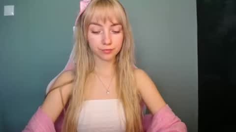 Snapshot of luciacam20 chatting on 25, 4, 2026 Lucy online show from 25, 4, 2026