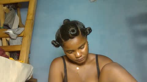 Snapshot of luciana012 chatting on 19, 10, 2025 luciana012 online show from 19, 10, 2025