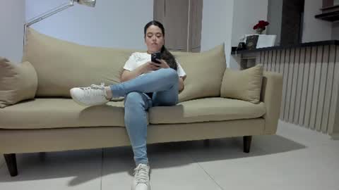 Snapshot of lucie_oude_ chatting on 3, 7, 2026 Lucie online show from 3, 7, 2026