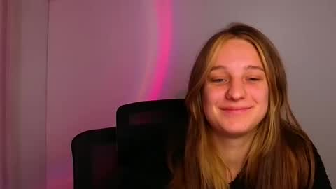 Snapshot of lucieamour_ chatting on 14, 11, 2025 Lucie online show from 14, 11, 2025