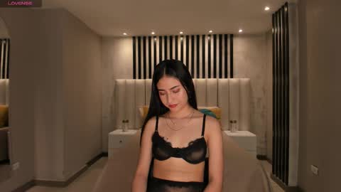 Snapshot of luciemartin_ chatting on 3, 3, 2026 Lucie Martin online show from 3, 3, 2026