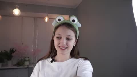 Snapshot of lucilacapinpin chatting on 18, 12, 2025 Mira online show from 18, 12, 2025