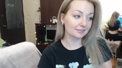 Snapshot of luckyshotgirl chatting on 2, 1, 2025 LuckyShot online show from 2, 1, 2025