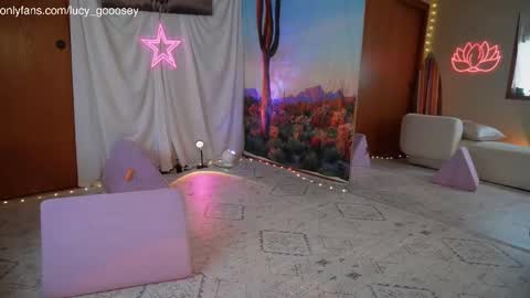 Snapshot of lucy_gooosey chatting on 17, 9, 2025 Lucy. online show from 17, 9, 2025