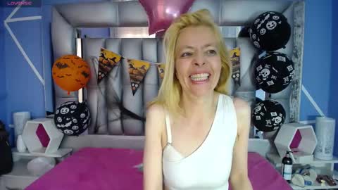 Snapshot of lucy_ny chatting on 28, 10, 2025 SleepyAbuela online show from 28, 10, 2025