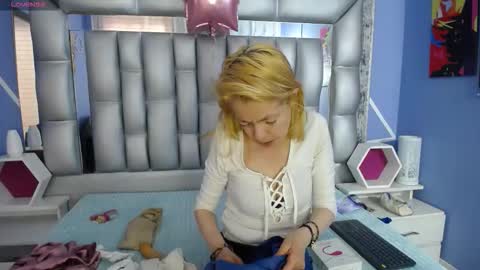 Snapshot of lucy_ny chatting on 3, 11, 2025 SleepyAbuela online show from 3, 11, 2025