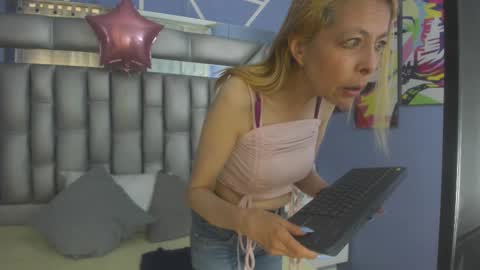 Snapshot of lucy_ny chatting on 13, 11, 2025 SleepyAbuela online show from 13, 11, 2025