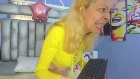 Snapshot of lucy_ny chatting on 18, 11, 2025 SleepyAbuela online show from 18, 11, 2025