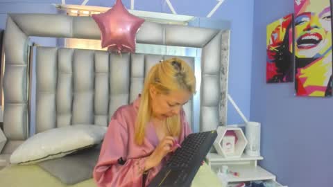 Snapshot of lucy_ny chatting on 19, 11, 2025 SleepyAbuela online show from 19, 11, 2025