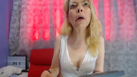 Snapshot of lucy_ny chatting on 6, 1, 2026 SleepyAbuela online show from 6, 1, 2026