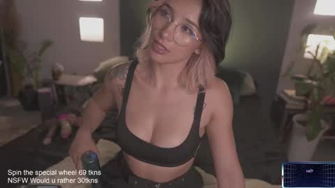 Snapshot of lucyallenx chatting on 22, 2, 2025 Lucy Alien online show from 22, 2, 2025