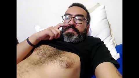 Snapshot of luis2988z chatting on 2, 3, 2025 Hairyman online show from 2, 3, 2025