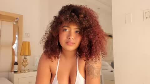 Snapshot of luisa_cameron chatting on 7, 1, 2025 online show from 7, 1, 2025