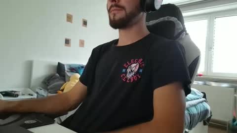 Snapshot of lukasschoetz chatting on 28, 9, 2025 lukasschoetz online show from 28, 9, 2025