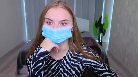 Snapshot of lukeriamoon chatting on 18, 10, 2025 lukeriamoon online show from 18, 10, 2025