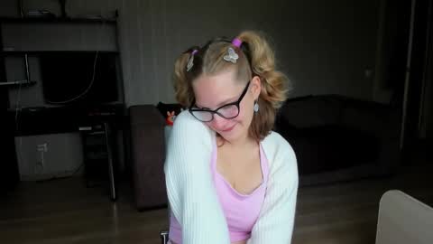 Snapshot of lumi_bloomi chatting on 9, 10, 2025 Lumi online show from 9, 10, 2025