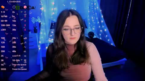 luna_berryy online show from 28, 10, 2025