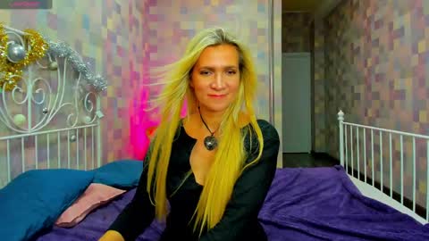 luna_lew1s online show from 7, 1, 2025