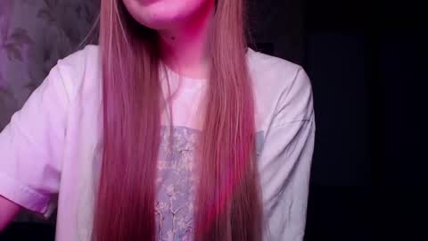 Snapshot of luna_loveisgood chatting on 2, 1, 2025 Luna online show from 2, 1, 2025