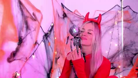 Snapshot of luna_marquez_ chatting on 26, 10, 2025 Luna Marquez online show from 26, 10, 2025