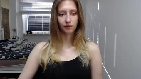 Snapshot of luna_xsensual chatting on 10, 9, 2025 L U N A  online show from 10, 9, 2025