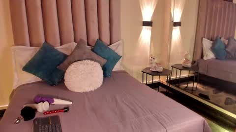 lunaa_moonn online show from 23, 5, 2026