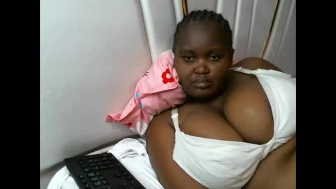 Snapshot of lunabloom01 chatting on 14, 9, 2025 lunabloom01 online show from 14, 9, 2025