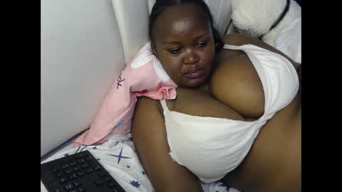 Snapshot of lunabloom01 chatting on 24, 9, 2025 lunabloom01 online show from 24, 9, 2025