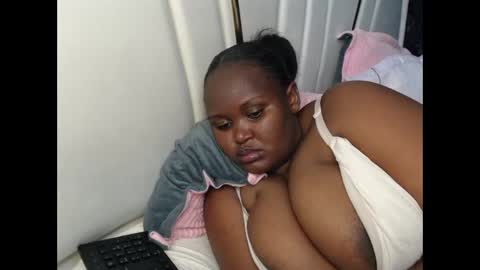 Snapshot of lunabloom01 chatting on 28, 9, 2025 lunabloom01 online show from 28, 9, 2025