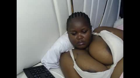 Snapshot of lunabloom01 chatting on 1, 10, 2025 lunabloom01 online show from 1, 10, 2025