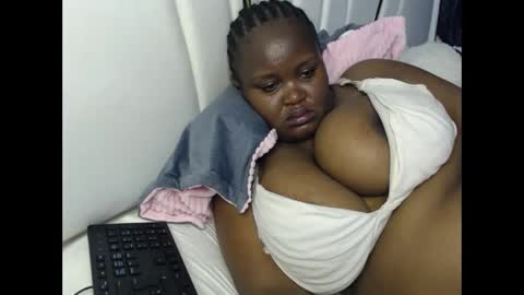 Snapshot of lunabloom01 chatting on 4, 10, 2025 lunabloom01 online show from 4, 10, 2025