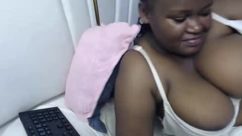 Snapshot of lunabloom01 chatting on 6, 10, 2025 lunabloom01 online show from 6, 10, 2025