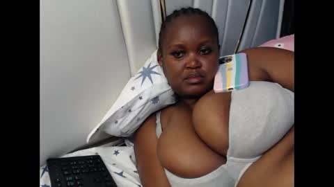 Snapshot of lunabloom01 chatting on 8, 10, 2025 lunabloom01 online show from 8, 10, 2025