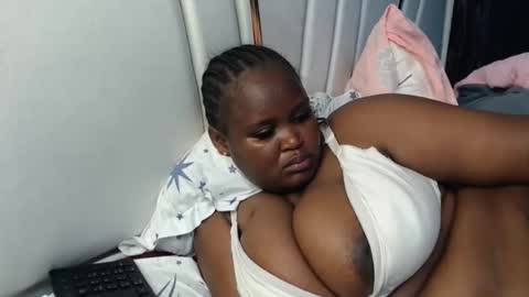 Snapshot of lunabloom01 chatting on 9, 10, 2025 lunabloom01 online show from 9, 10, 2025